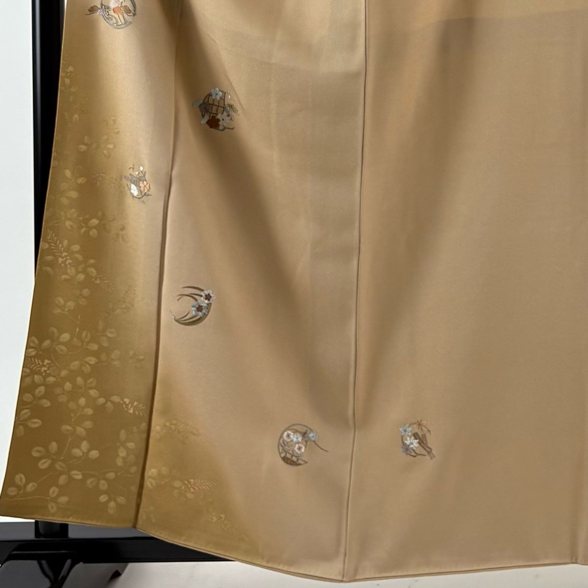 付下げ 身丈161 cm 裄丈65.5 M 袷 松梅 花丸文 刺繍 金糸 薄茶色 正絹 秀品