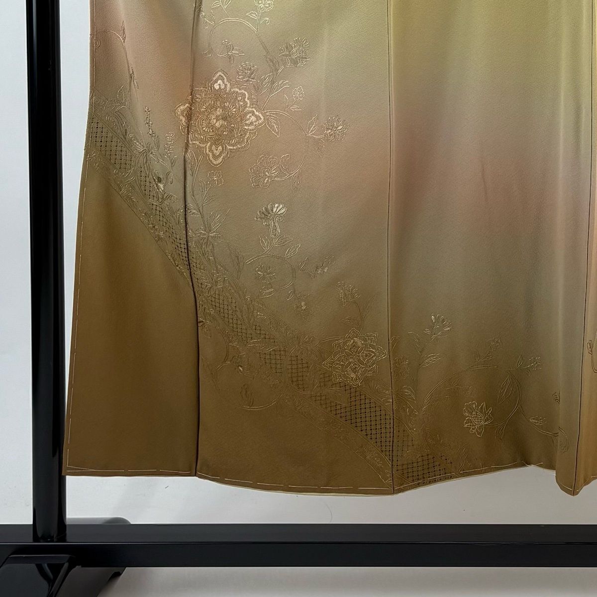 付下げ 身丈152.5 cm 裄丈63.5 S 袷 華文 花唐草 刺繍 金糸 ベージュ 正絹 秀品