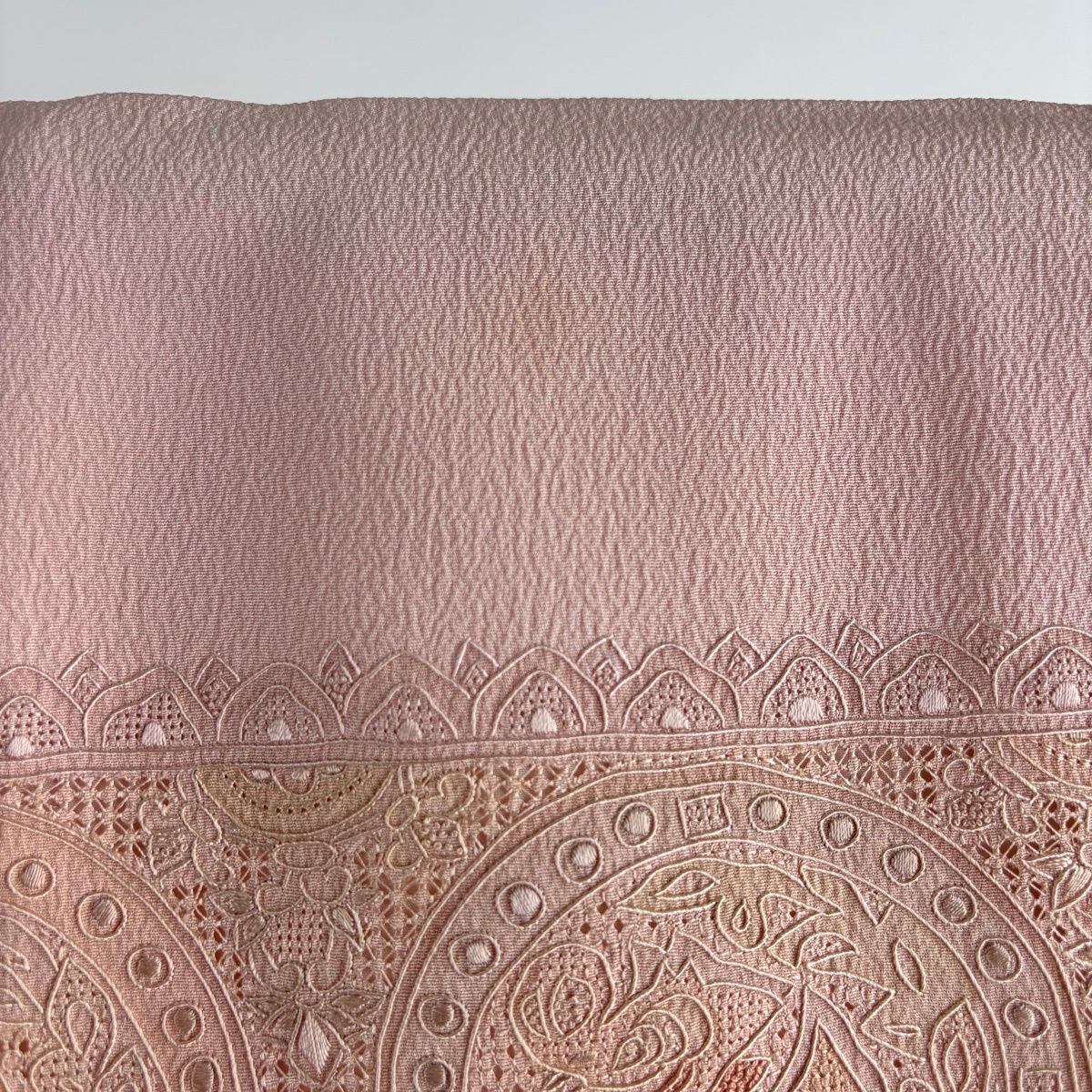  訪問着 身丈159.5 cm 裄丈65.5 M 袷 華文 花唐草 刺繍 薄ピンク 正絹 秀品 訪問着 付け下げ 着物