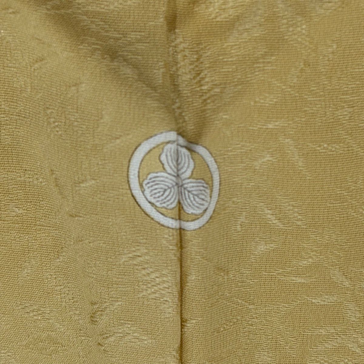 美品】 色無地 身丈157cm 裄丈65cm M 袷 地紋 黄色 正絹 秀品 一つ紋