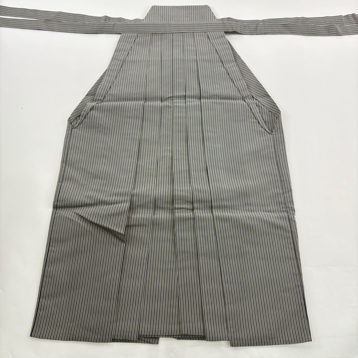 袴 人間国宝 甲田綏郎 馬乗袴 仙台平 落款あり 縦縞模様 灰色 正絹