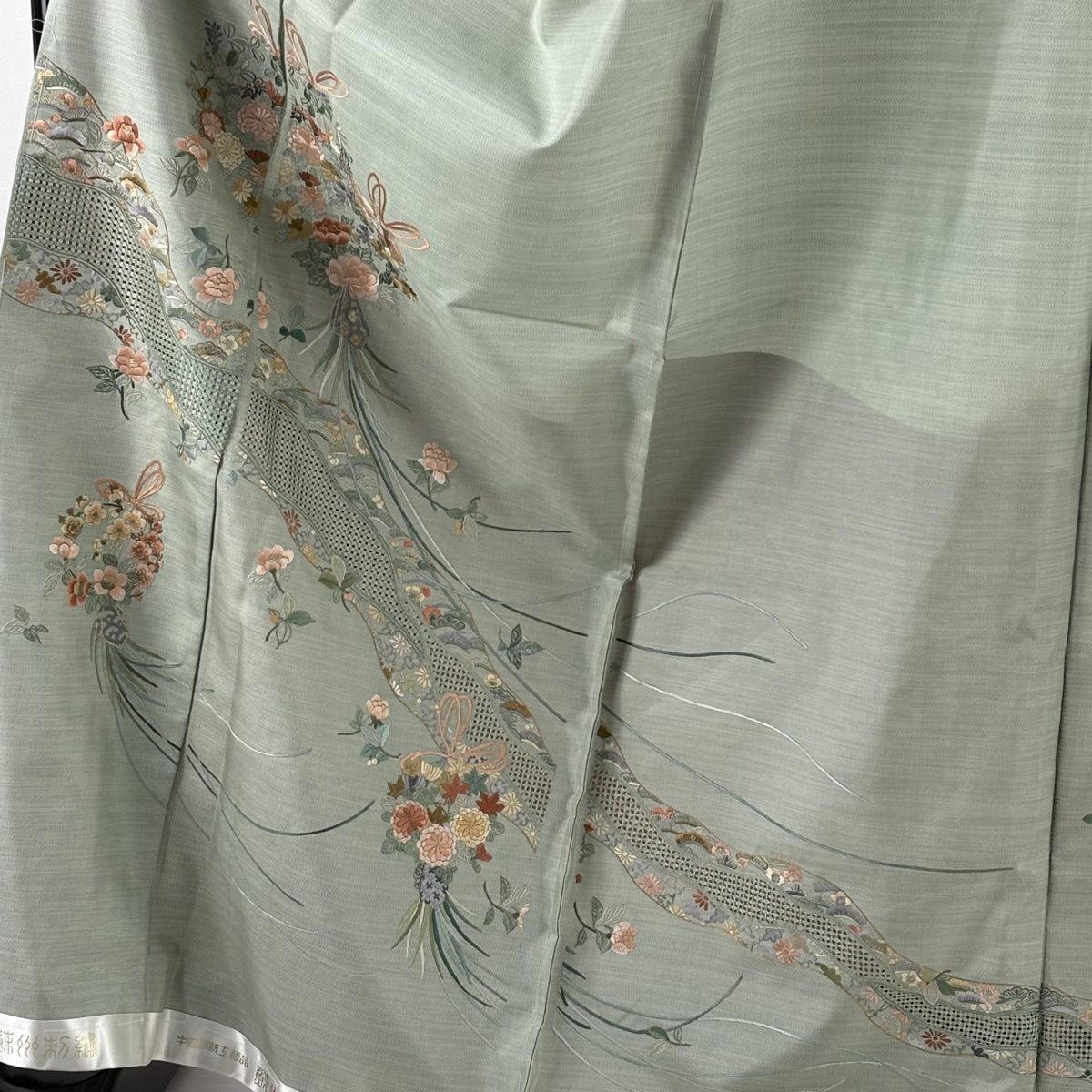 付下げ 身丈174 cm 裄丈72.5 未仕立て 仮絵羽 大島紬地 証紙あり 薬玉 草花 刺繍 灰緑 正絹 名品