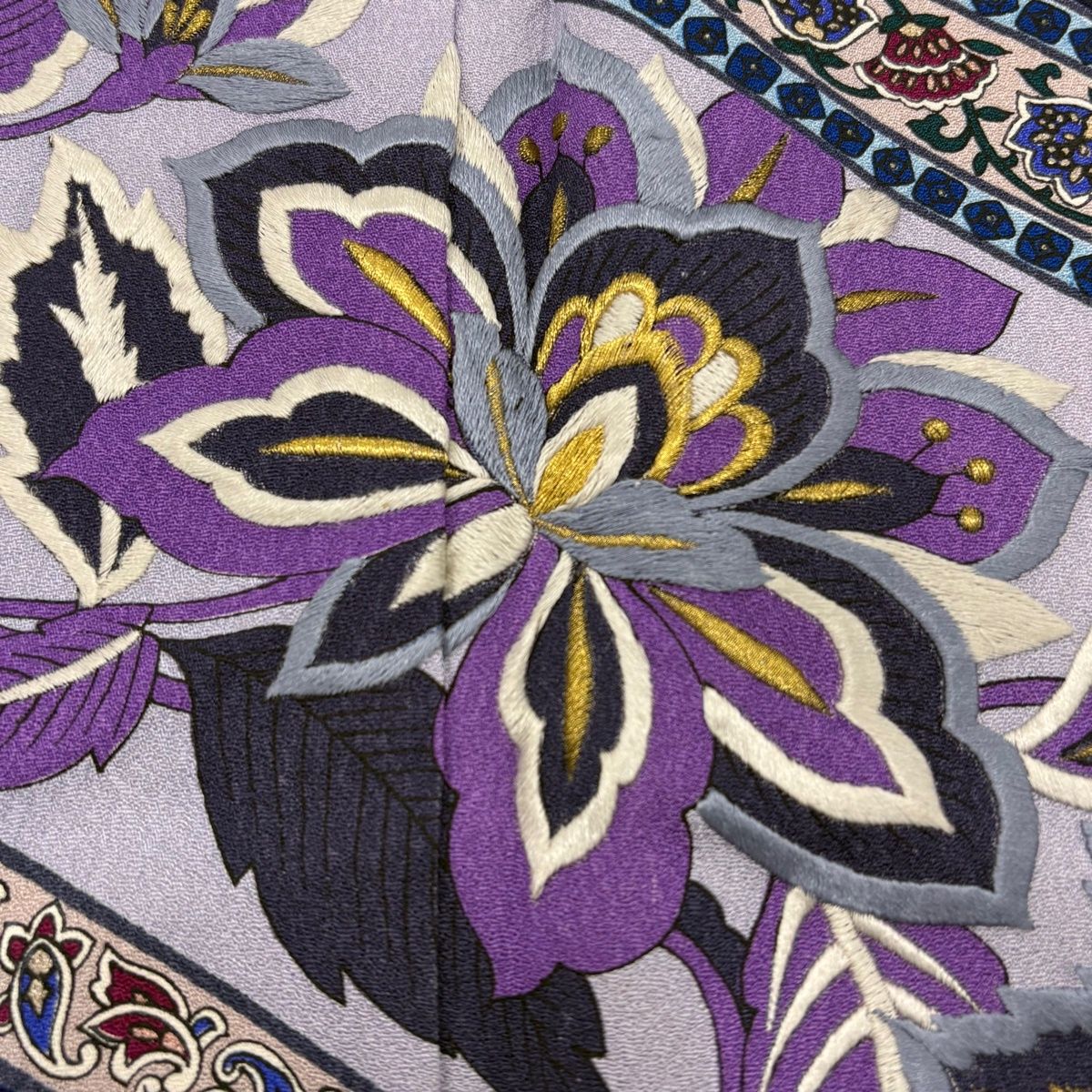 振袖 身丈156.5cm 裄丈63.5cm S 袷 山本寛斎 落款 草花 市松 刺繍 金糸