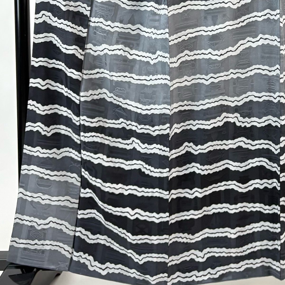 小紋 身丈160.5 cm 裄丈66.5 M 袷 大久保玄才 落款 よろけ縞 地紋 黒灰 正絹 名品