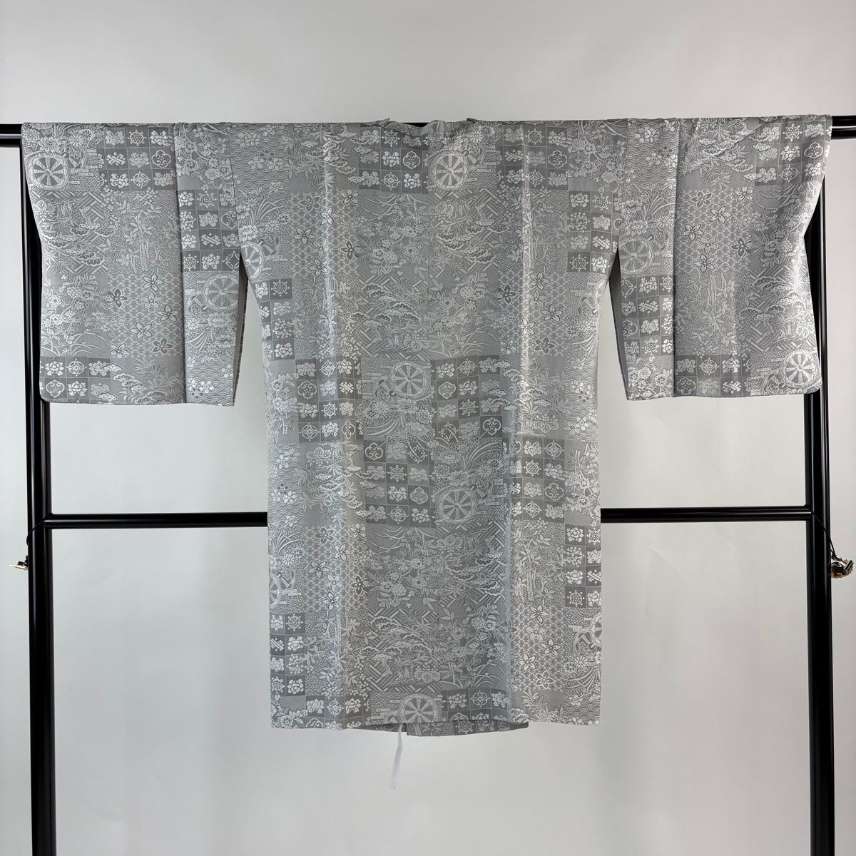 道行 身丈101 5 cm 裄丈68 L 山岡古都 和装コート 角衿 墨染 証紙 源氏車 草花 紋意匠 灰色 正絹