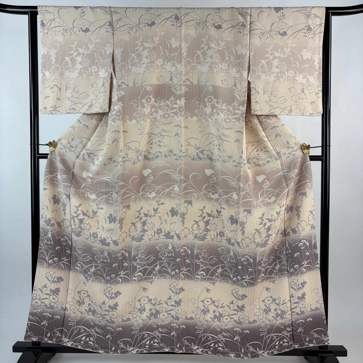 【美品】 訪問着 身丈160cm 裄丈64.5cm M 袷 秋草 葡萄 金彩 染分け ベージュ 正絹 名品 【】