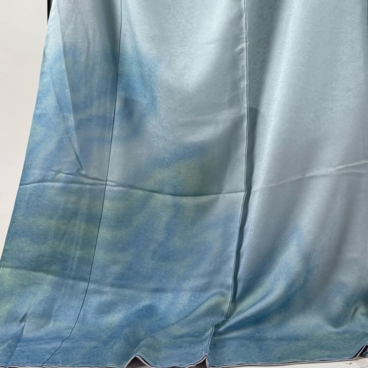 付下げ 身丈188 cm 裄丈77 未仕立て 久保田一竹工房 仮絵羽 落款 霞 地紋 ぼかし 水色 正絹