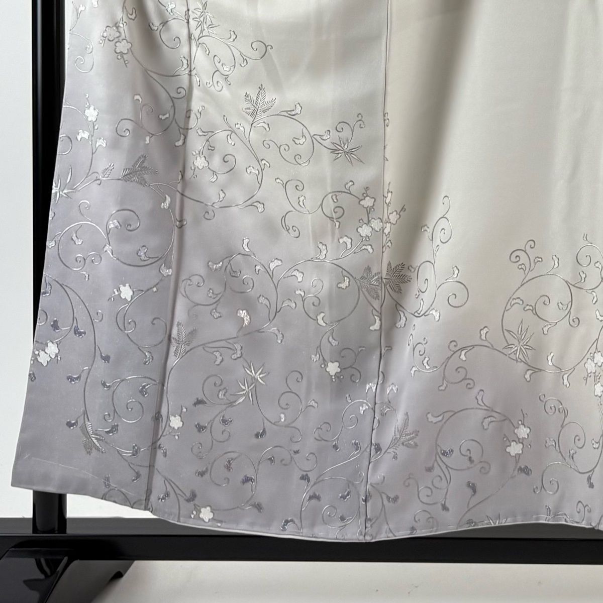 付下げ 身丈156.5 cm 裄丈63.5 S 袷 和田光正 落款 松竹梅 唐草 銀通し 銀彩 灰白 正絹