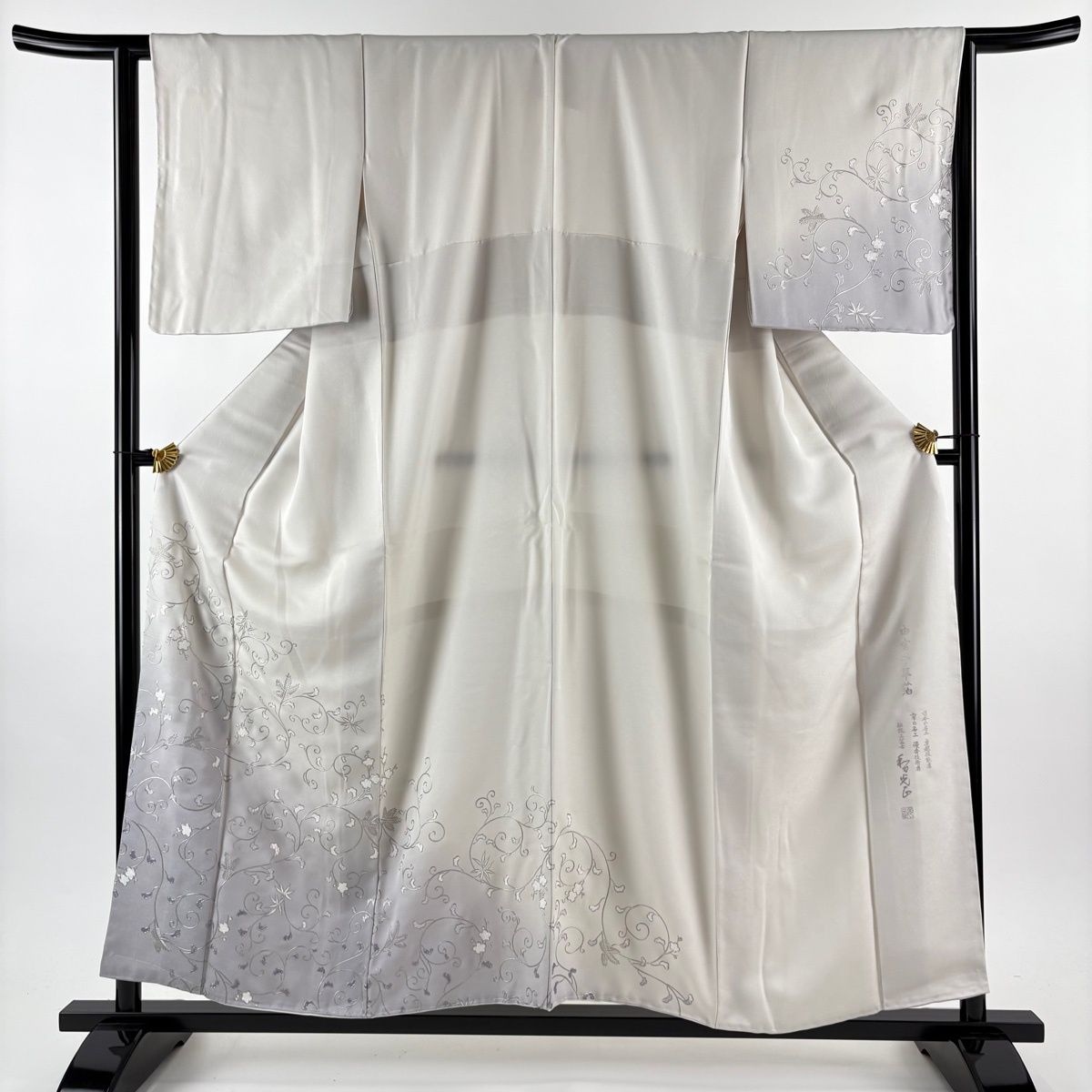 付下げ 身丈156.5 cm 裄丈63.5 S 袷 和田光正 落款 松竹梅 唐草 銀通し 銀彩 灰白 正絹