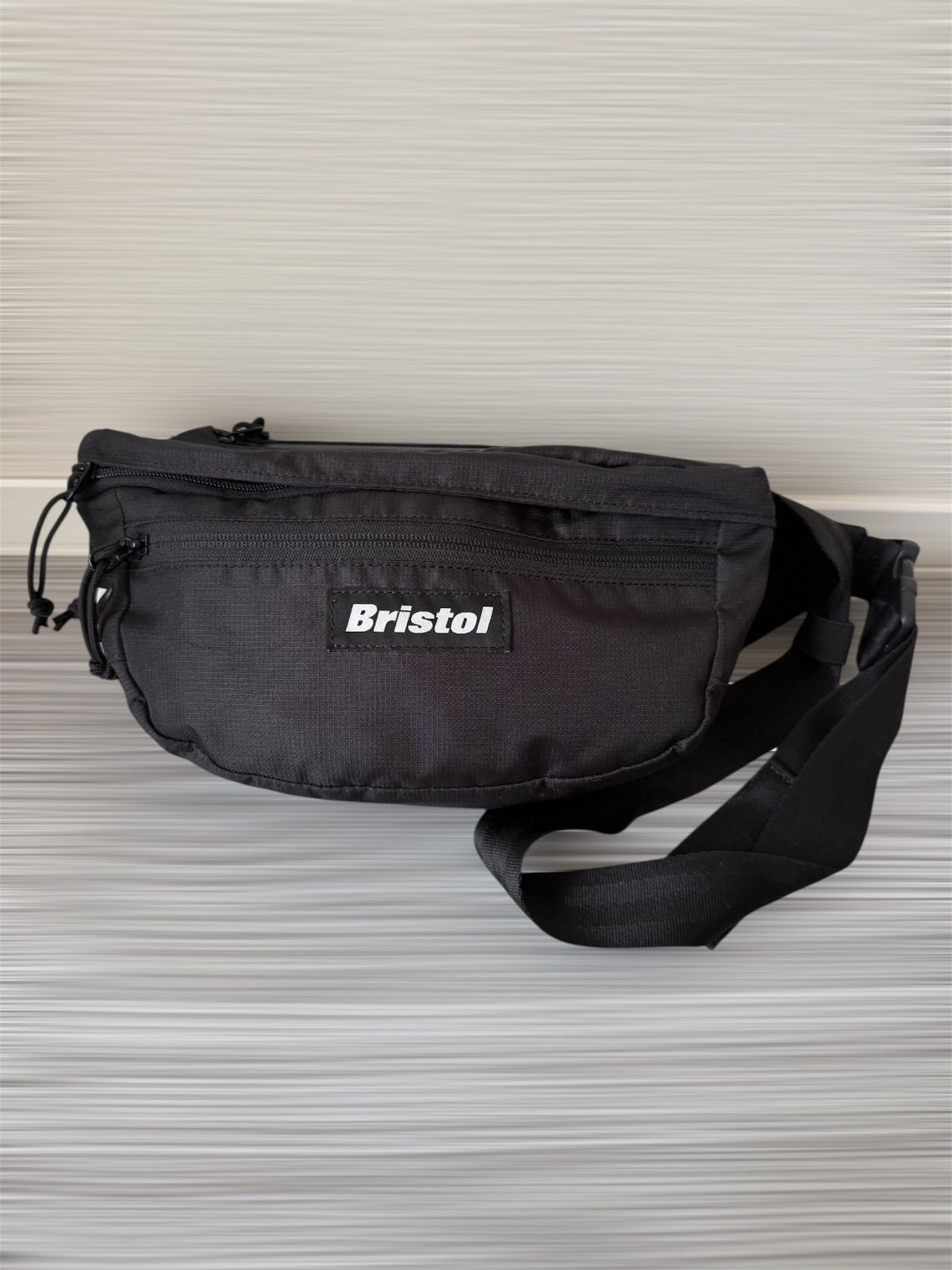 美品【F.C.R.B. ×NEWERA】ブリストルEXPLORER ボディバッグ - メルカリ