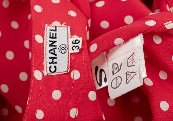 シャネルCHANEL ココボタンシルクドットブラウス 赤白36 - メルカリ