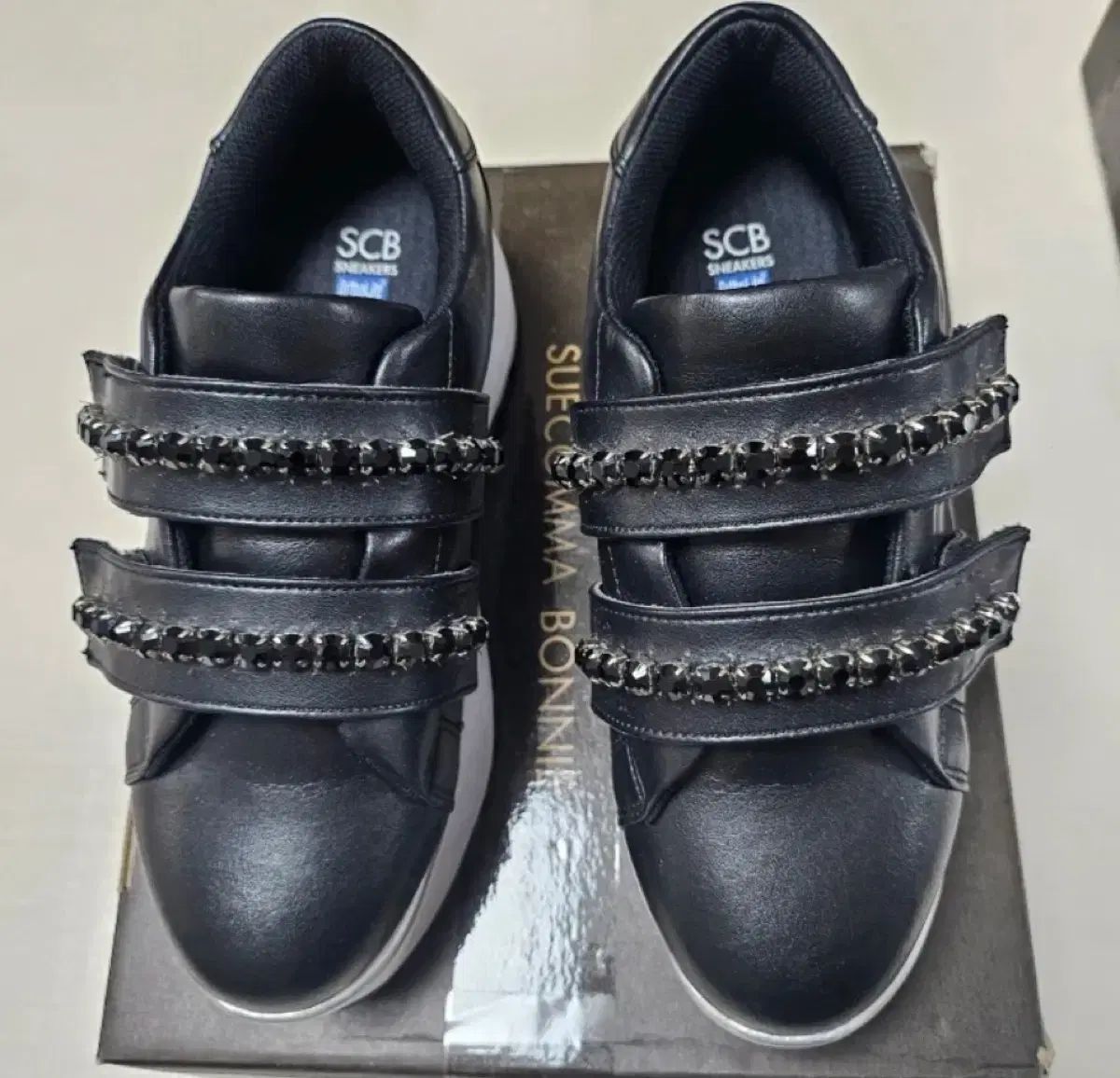 シューコンマボニー ブラック キュービック スニーカー 250 mm