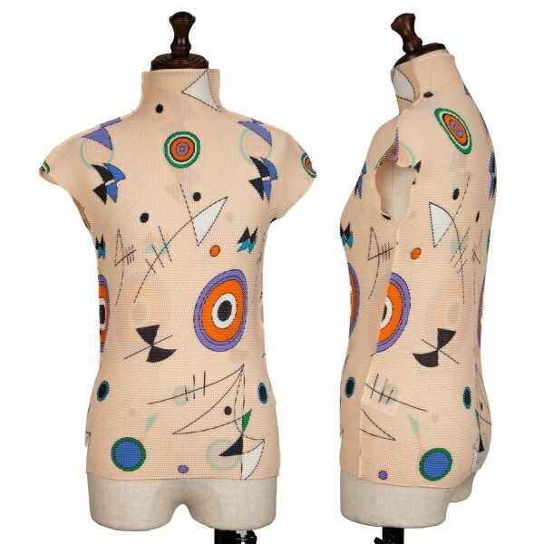 ミーバイイッセイミヤケトップス　ベージュ イッセイミヤケ ミーISSEY MIYAKE me グラフィックプリントストレッチ