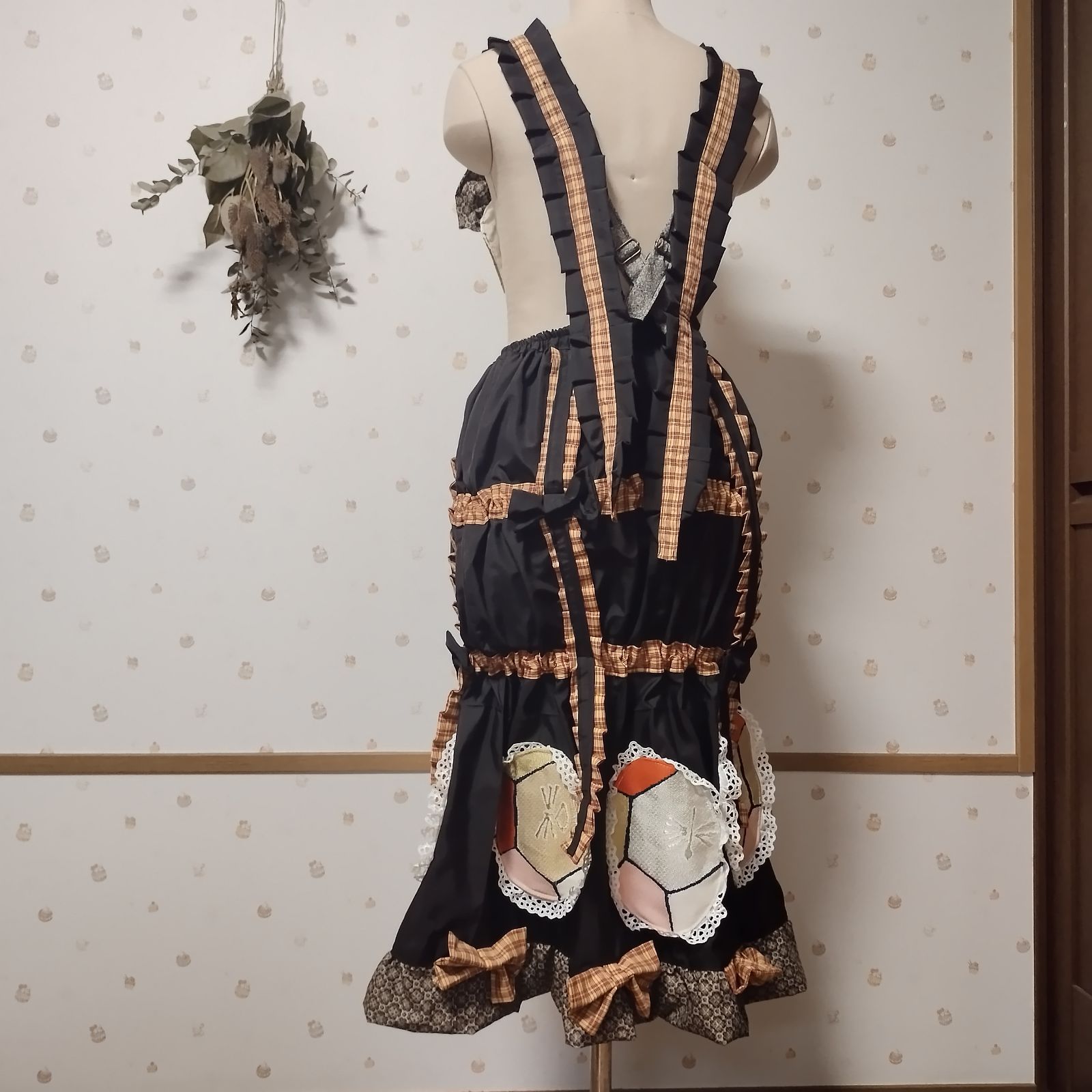 優しい拘束サロペットスカート 畜産ブローチ付き