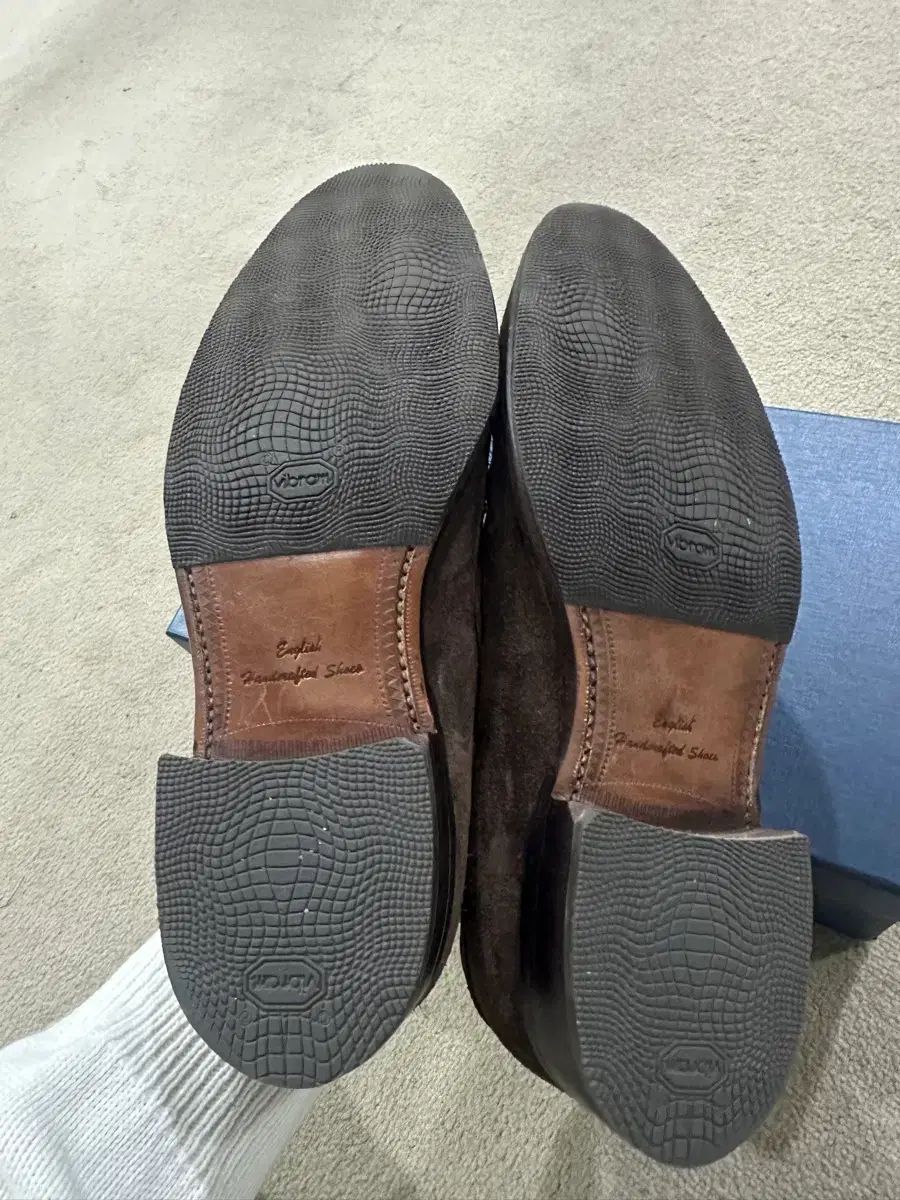 ヘリングシュー ダークブラウンスウェード タッセルローファー ビブラムソール含む ローク バーウィック カルミナ