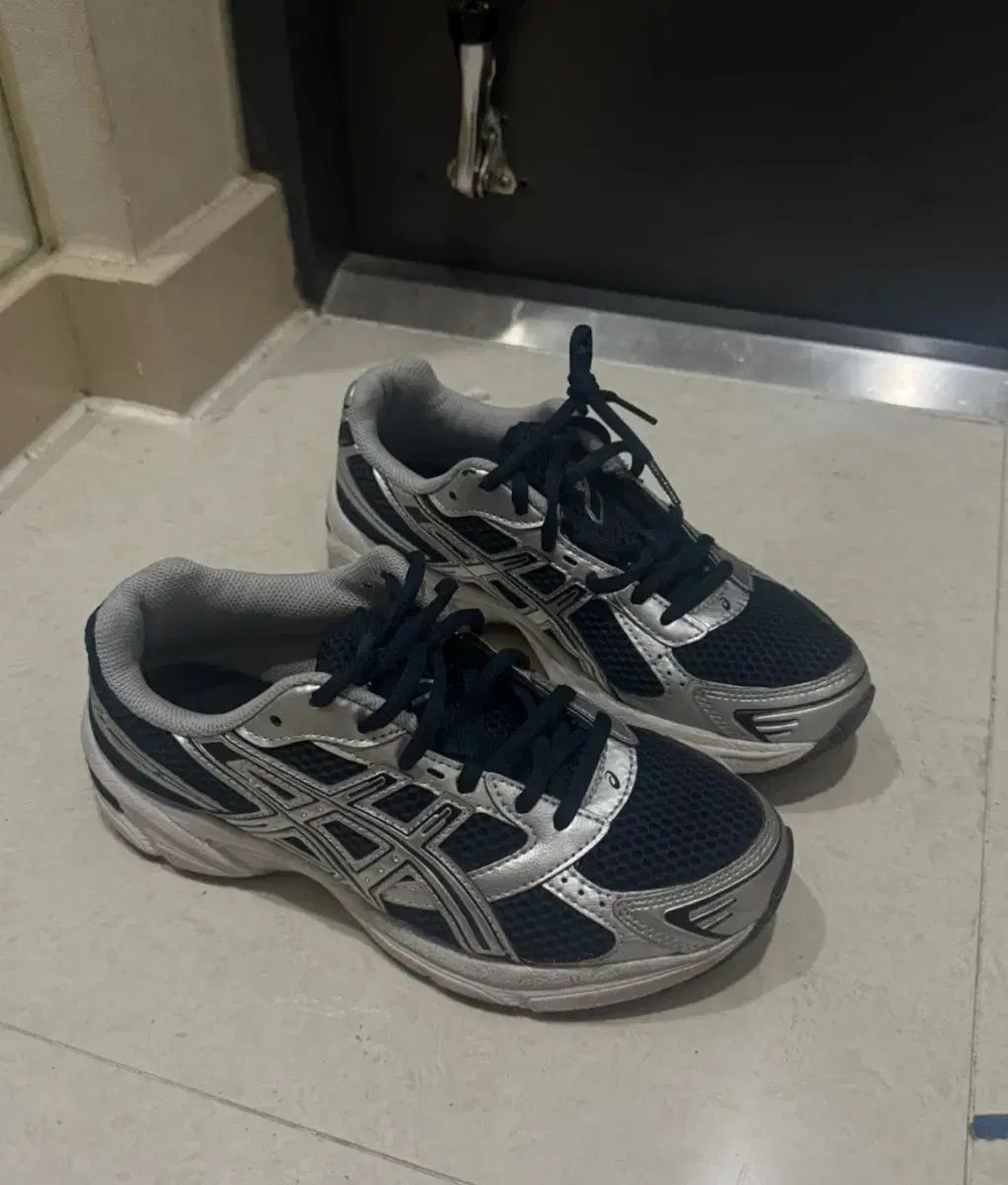 アシックス ブラック シルバー スニーカー