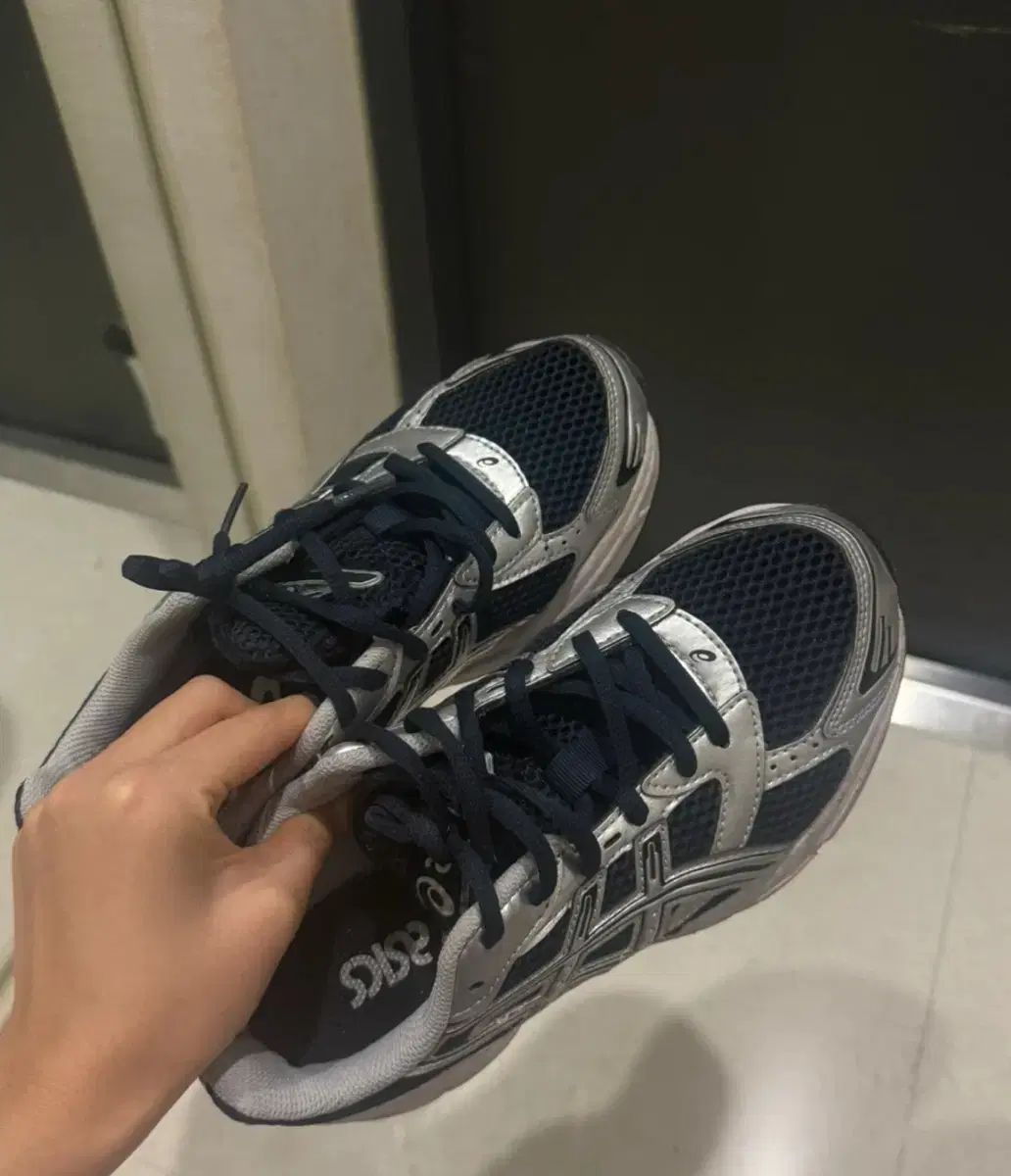 アシックス ブラック|シルバー スニーカー