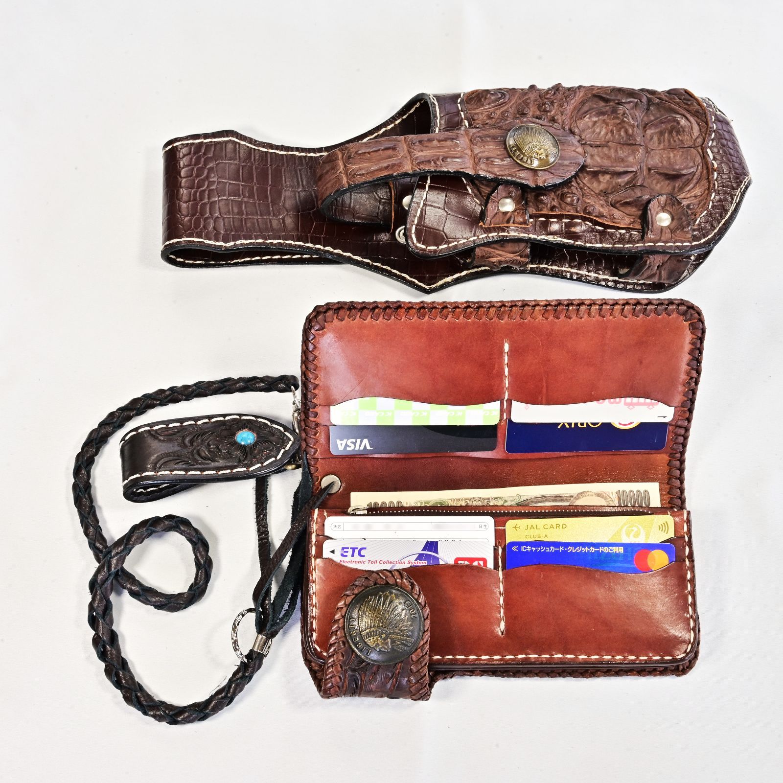 重厚なダークブラウン革と手彫り装飾が際立つ至高のバイカーズウォレット4点セット 本革 牛革 タイコーズ風 メンズ レザー財布 長財布 手作り ウォレットコード＆ホルスター付き