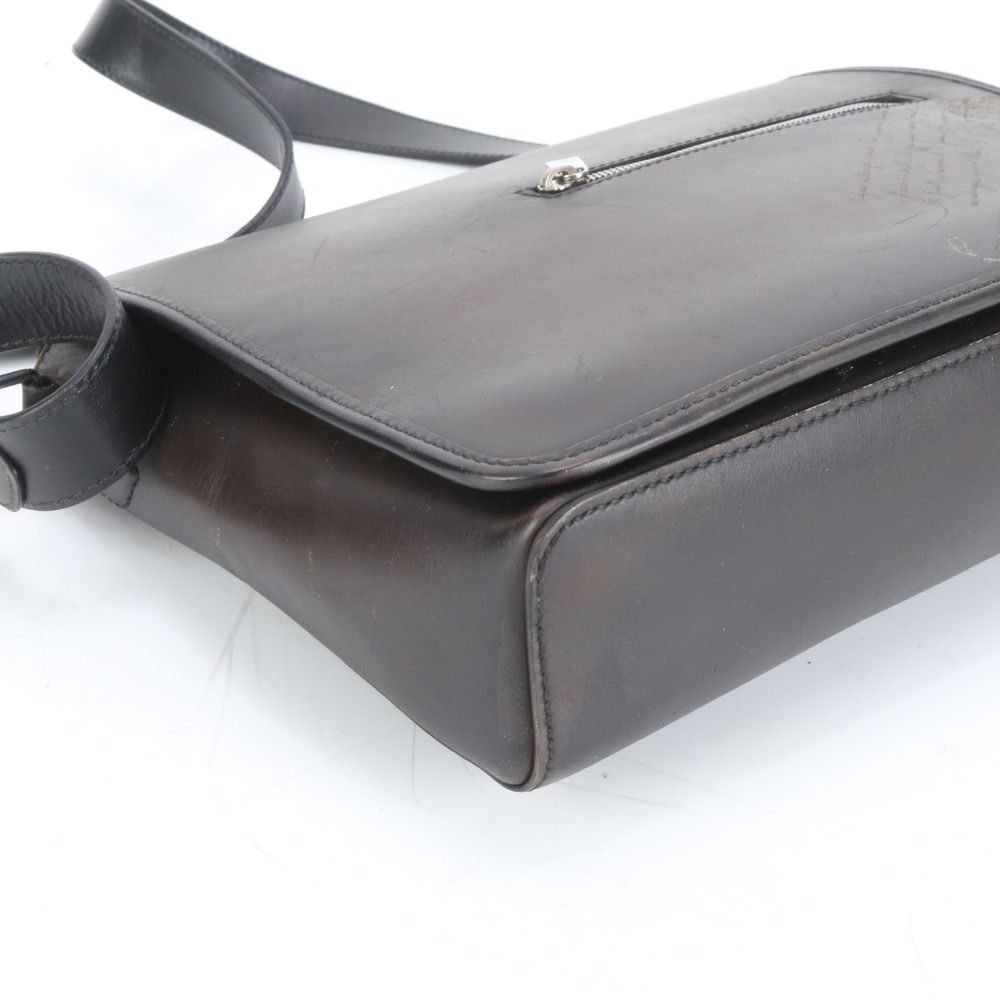 ベルルッティ スクリット レザー ゴールデン パティーヌ カリグラフィ ショルダーバッグ 斜め掛け ブラウン メンズ EEE DA 20-3