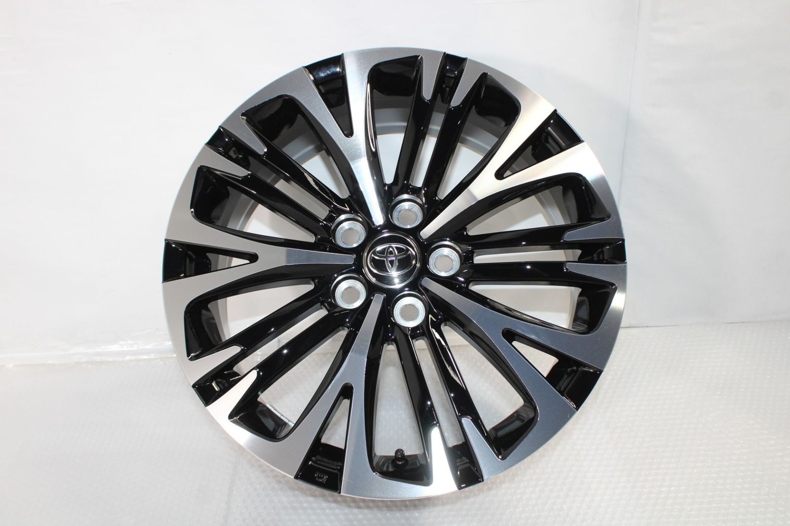 新車外し トヨタ ヤリスクロス ホイール 4本セット ナット センターキャップ 18インチ 7 J カーパーツ H 65 byebye