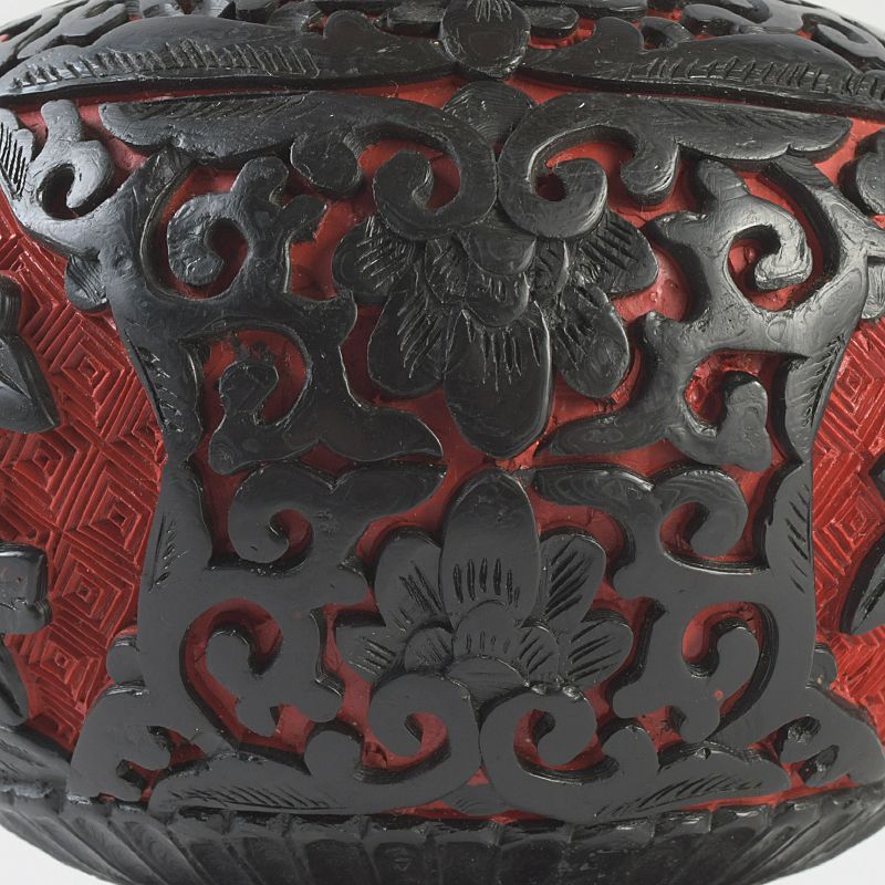 中国 剔紅 堆朱 堆黒 内七宝 花文瓶 唐木台付 M S455 - メルカリ