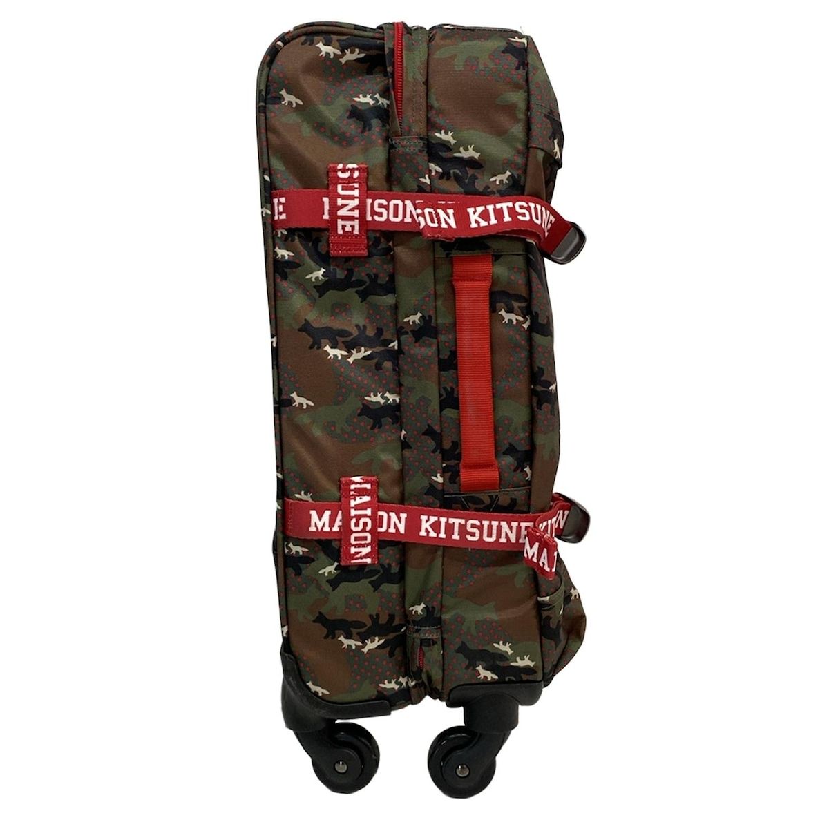MAISON KITSUNE メゾンキツネ キャリーバッグ - ダークグリーン×レッド×マルチ 迷彩柄|TSAあり ダイヤルロックなし |EASTPAKコラボ