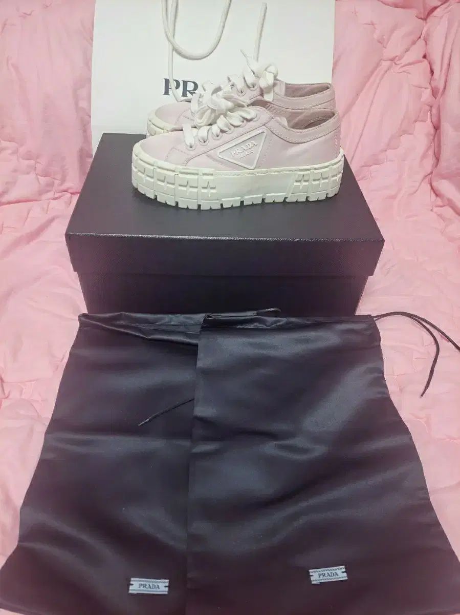 在庫処分 1度履いた状態良し PRADA プラダ ピンク 三角ロゴ ダブルヒール ギャバジンスニーカー