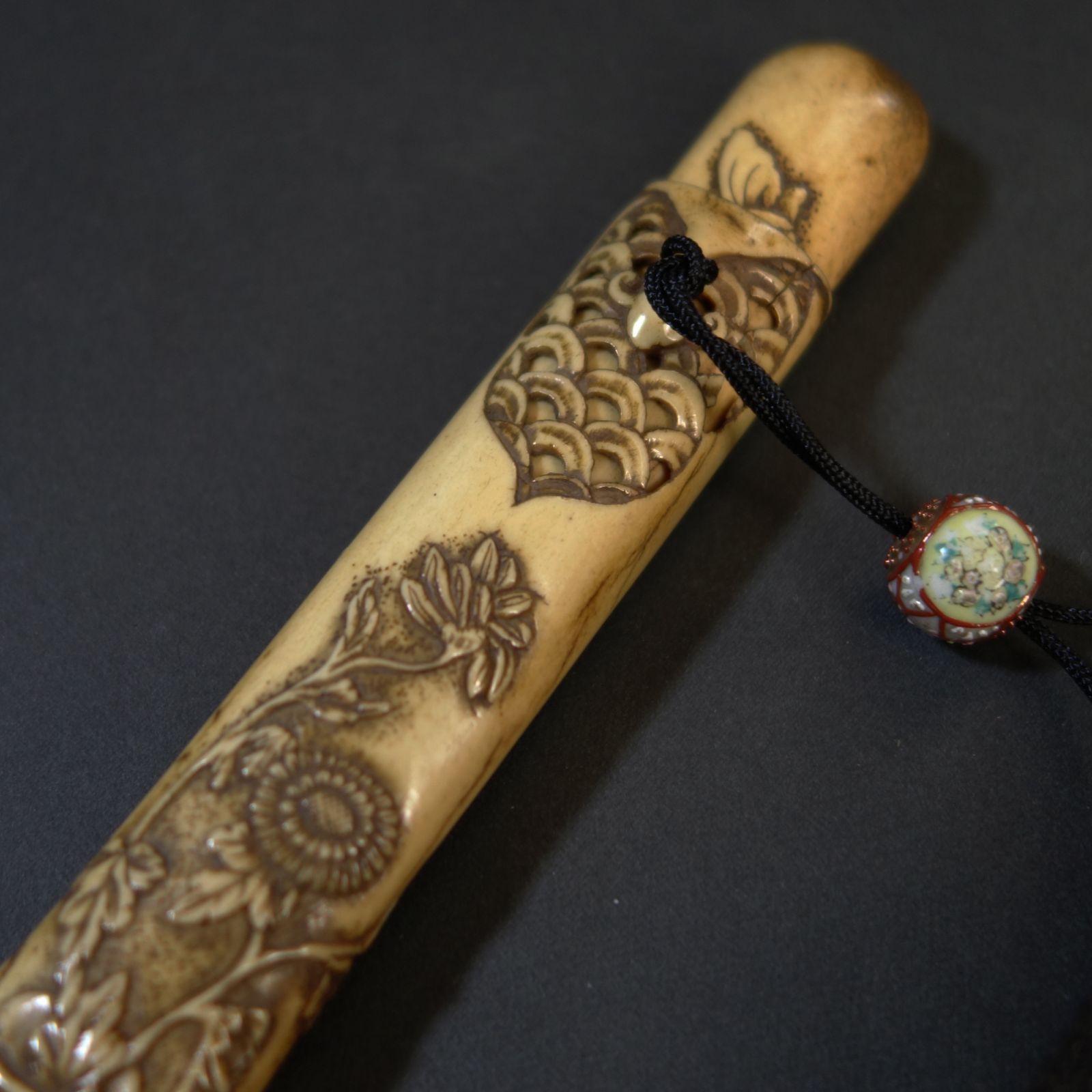 煙管筒 【 古骨彫刻 菊花蝶 青海波文様 煙管筒 煙草入 】 喫煙具 煙管