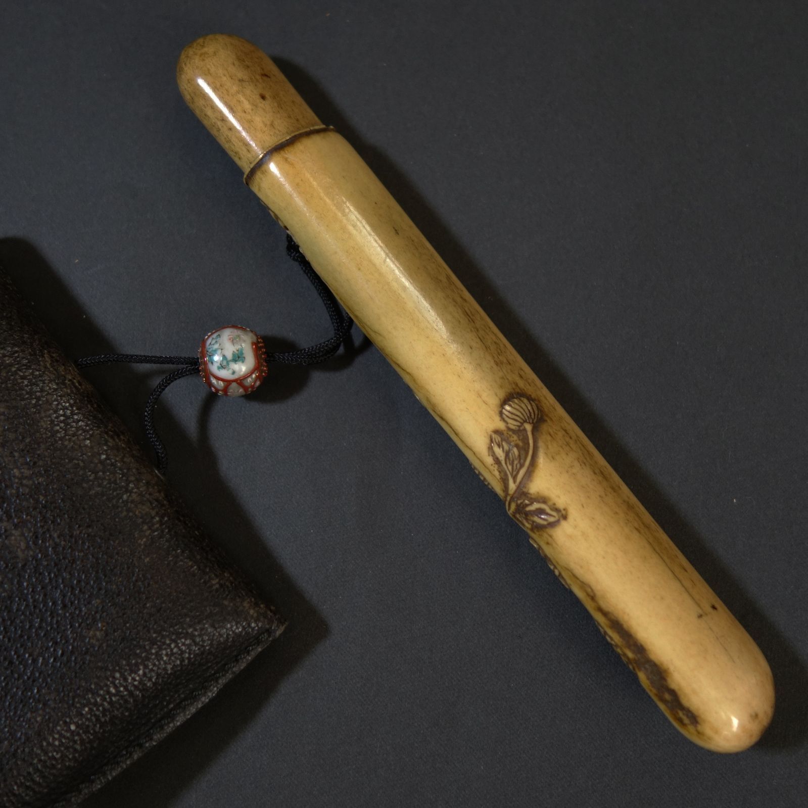 煙管筒 【 古骨彫刻 菊花蝶 青海波文様 煙管筒 煙草入 】 喫煙具 煙管