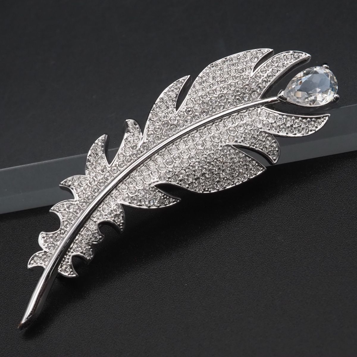 J908 スワロフスキー SWAROVSKI ブローチ リーフ ラインストーン