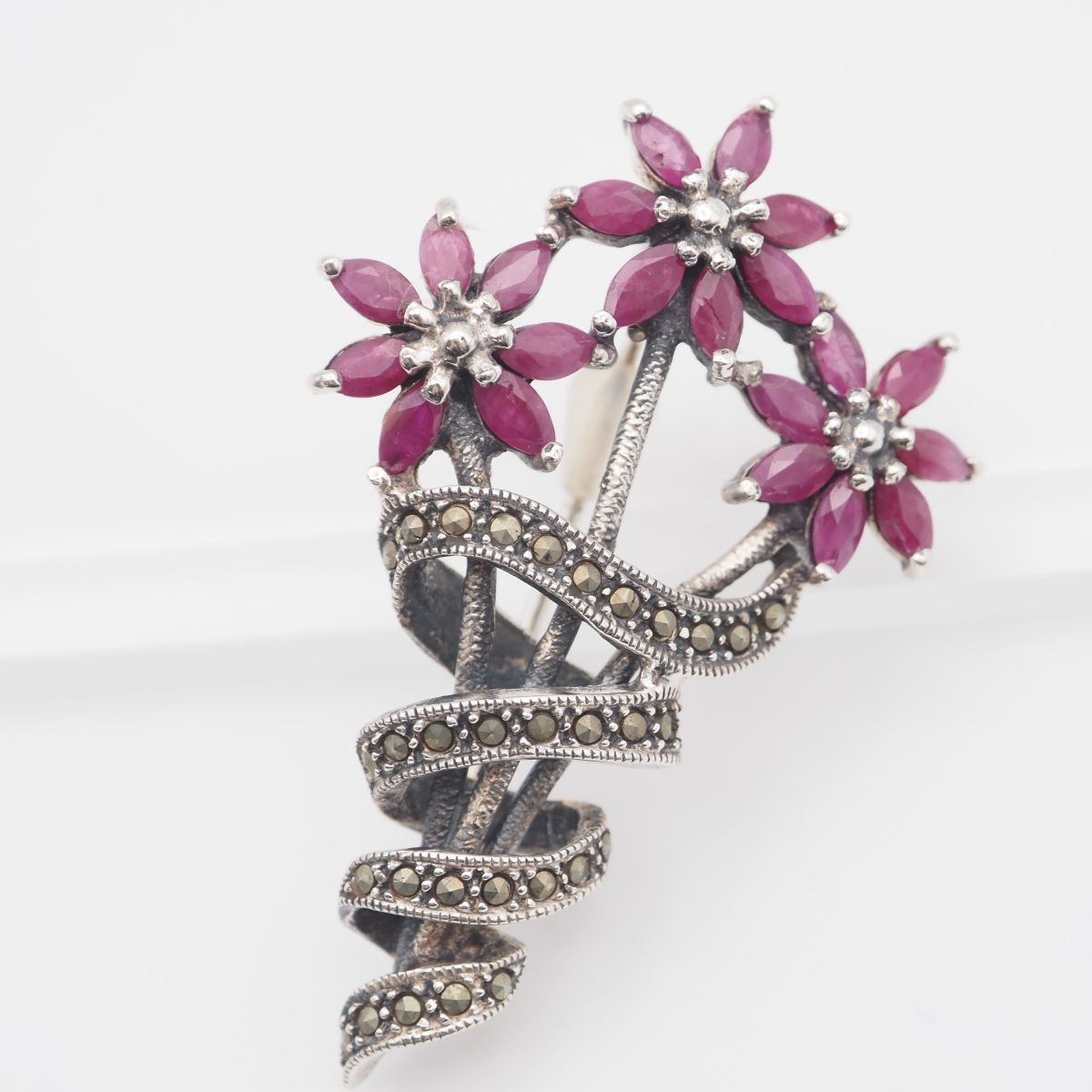 J 975 ルビー ピンクスピネル マーカサイト マルカジット 925刻印 ブローチ 花 フラワー デザイン シルバー