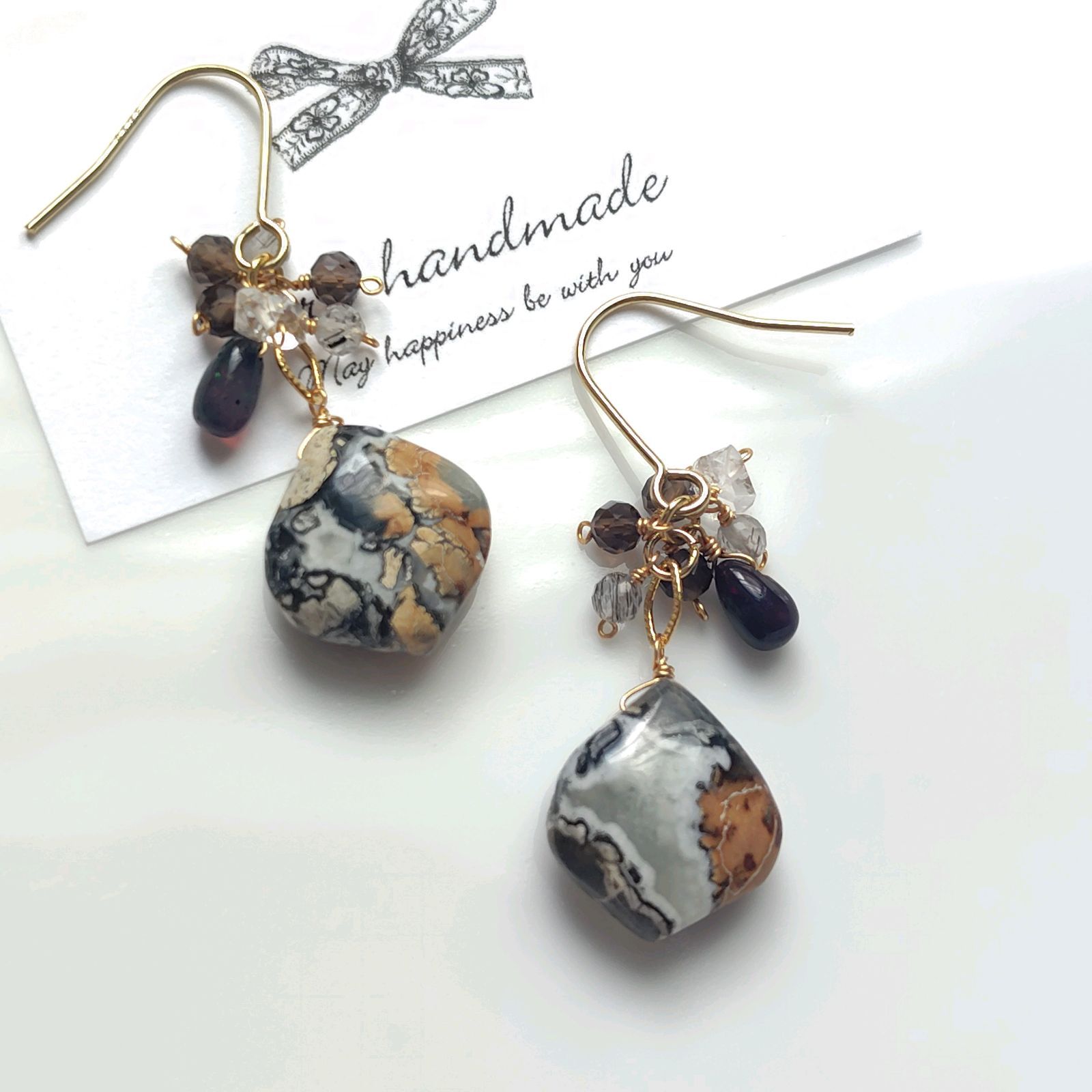 マリガノジャスパーと小粒天然石のピアス - メルカリ