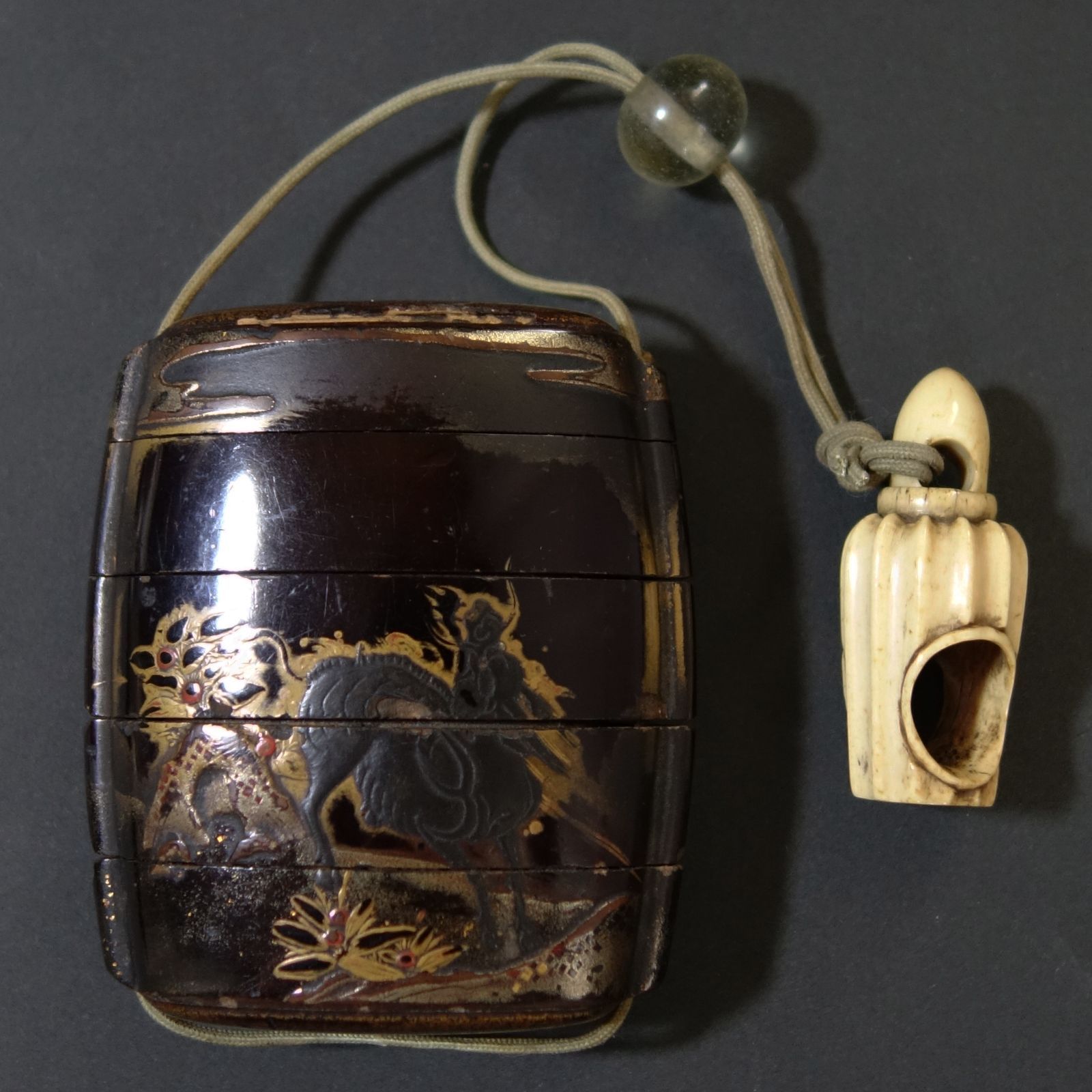 印籠 根付 【 麒麟 高蒔絵 印籠 ／ 鹿角 彫刻 宝塔 根付 】 漆器 骨董