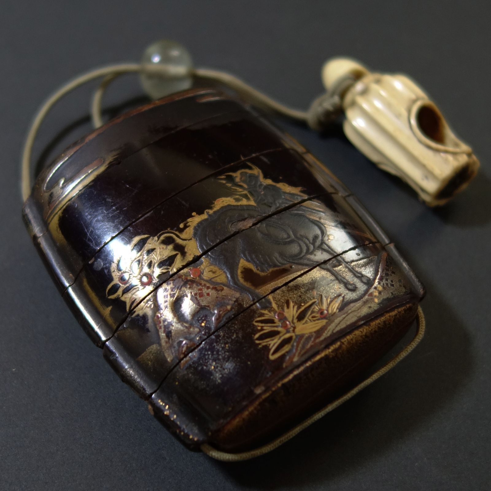 印籠 根付 【 麒麟 高蒔絵 印籠 ／ 鹿角 彫刻 宝塔 根付 】 漆器 骨董