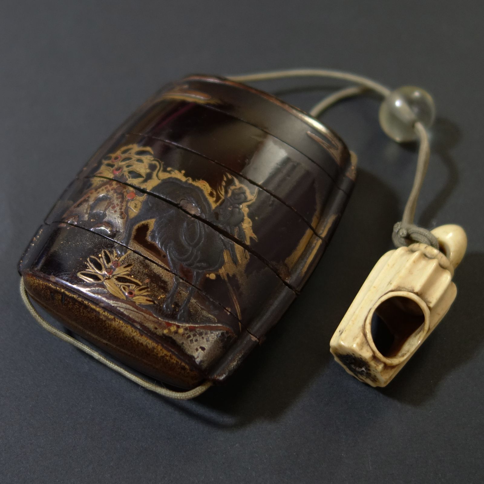 印籠 根付 【 麒麟 高蒔絵 印籠 ／ 鹿角 彫刻 宝塔 根付 】 漆器 骨董