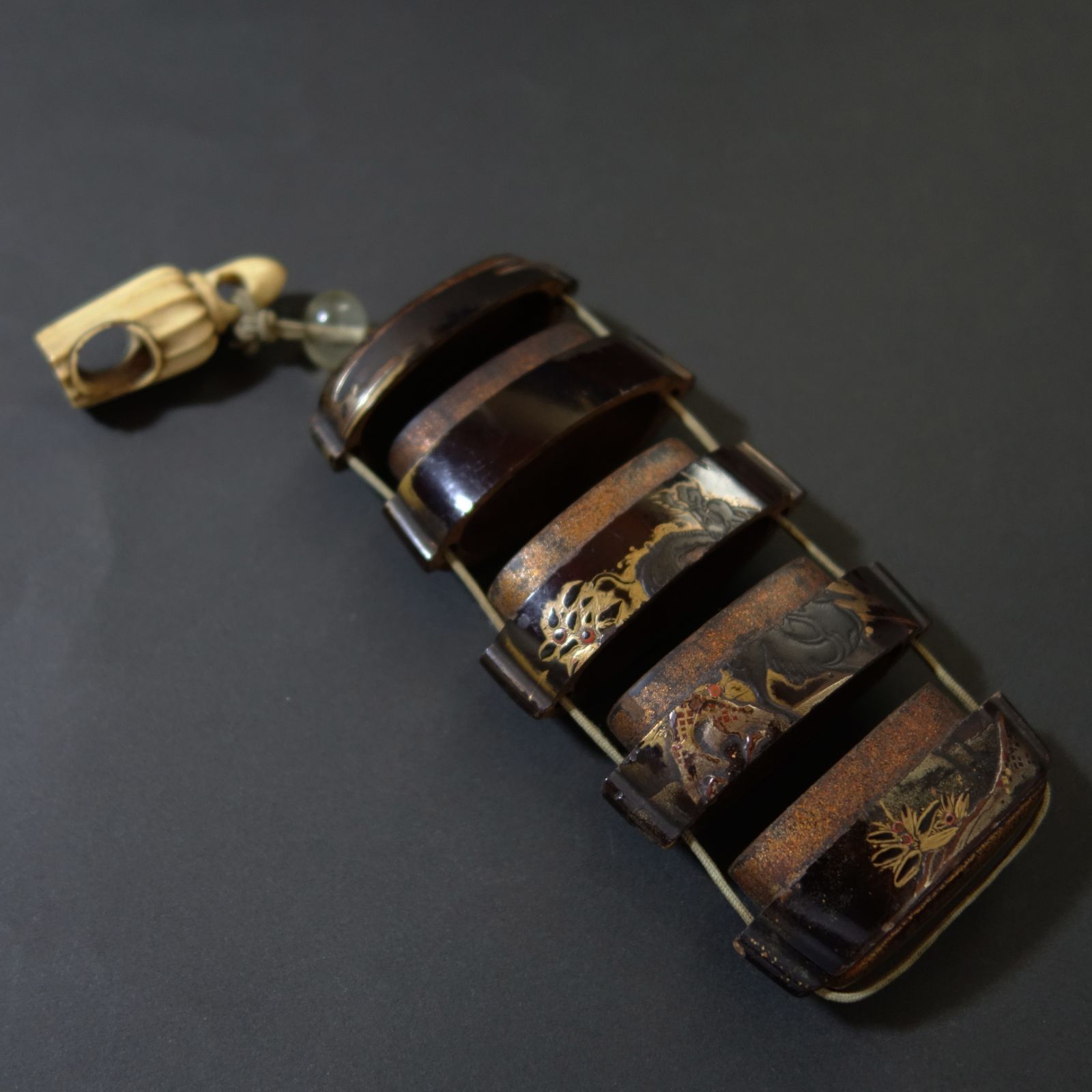 印籠 根付 【 麒麟 高蒔絵 印籠 ／ 鹿角 彫刻 宝塔 根付 】 漆器 骨董