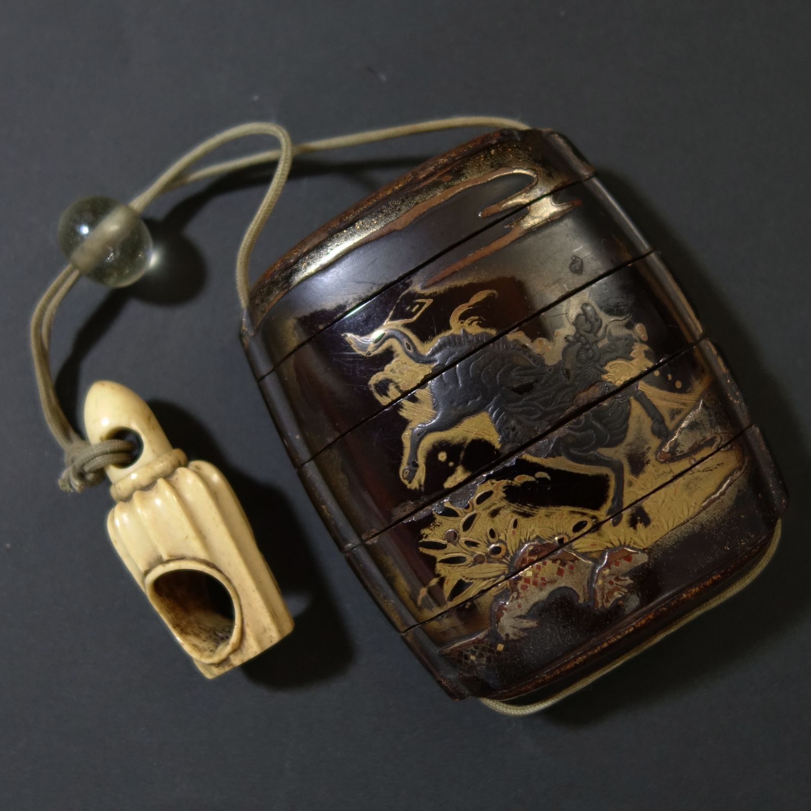 印籠 根付 【 麒麟 高蒔絵 印籠 ／ 鹿角 彫刻 宝塔 根付 】 漆器 骨董