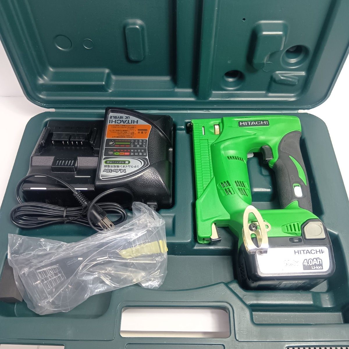 HITACHI 日立 電動タッカ 程度B 充電器 充電池 ケース付 コードレス式 13 mm 14.4 v JD 40107 N 14 DSL グリーン