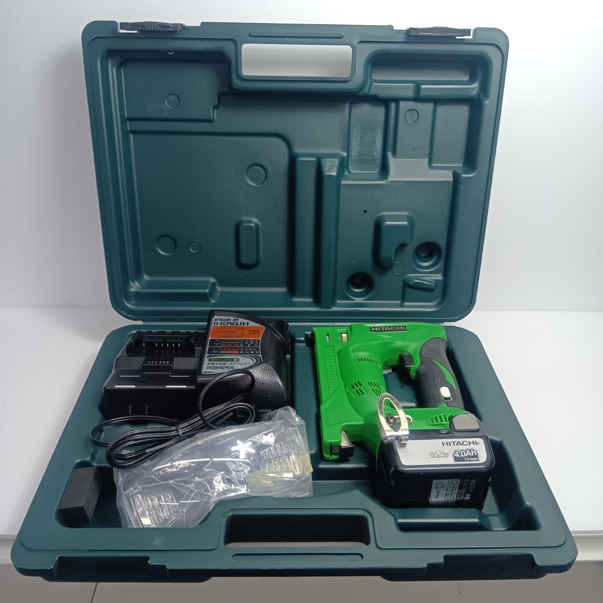 HITACHI 日立 電動タッカ 程度B 充電器 充電池 ケース付 コードレス式 13 mm 14.4 v JD 40107 N 14 DSL グリーン