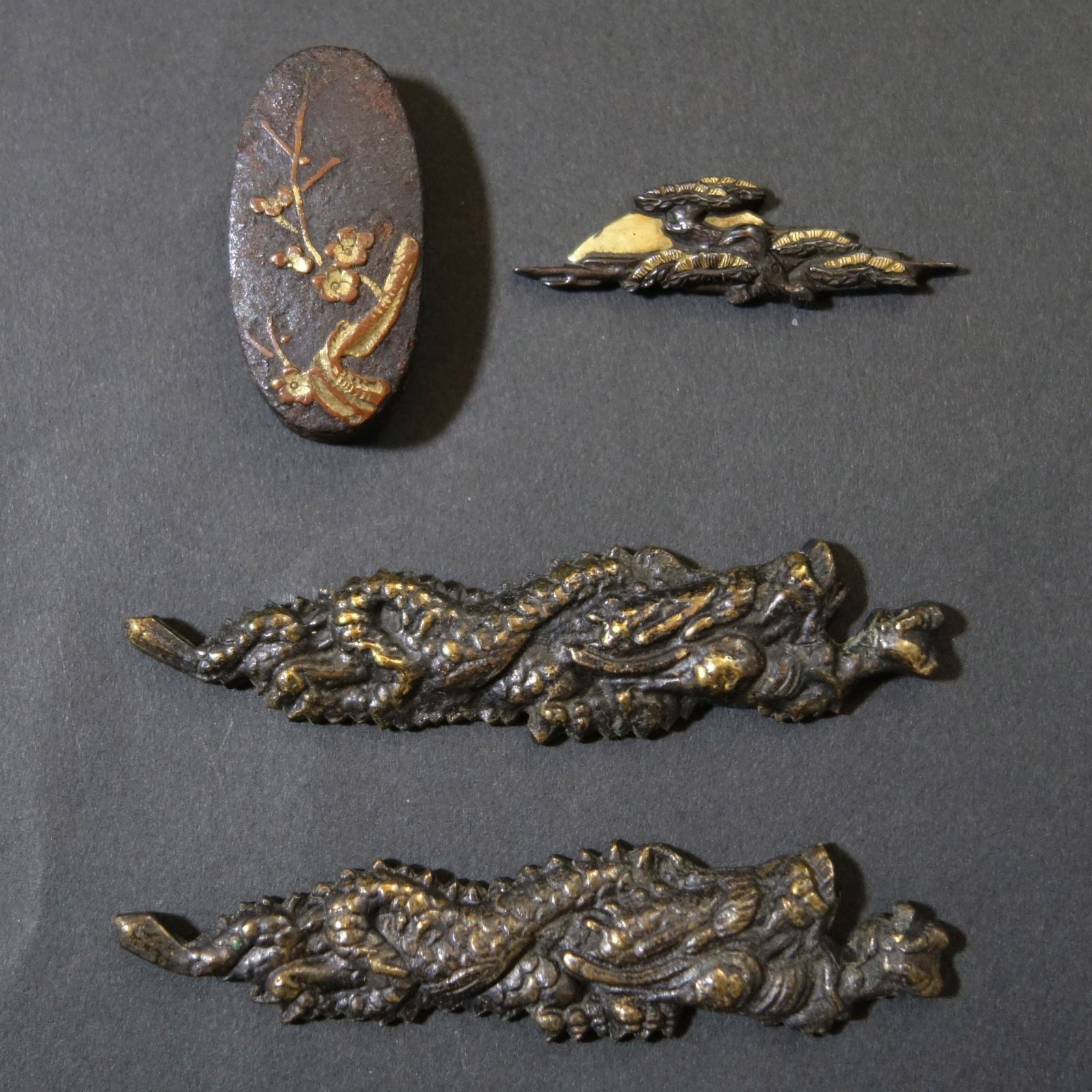 煙草入れ 金具 前金具 つく 裏座 彫刻 彫金 金象嵌 叺 目貫 煙草入れ 金具 前金具 つく 裏座 彫刻 彫金 金象嵌 叺 目貫