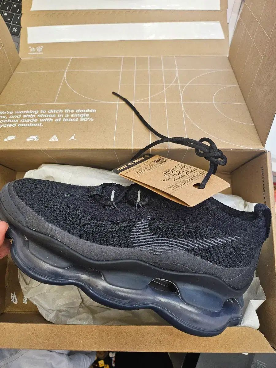 ウィメンズ NIKE エアマックス スコーピオン 商品