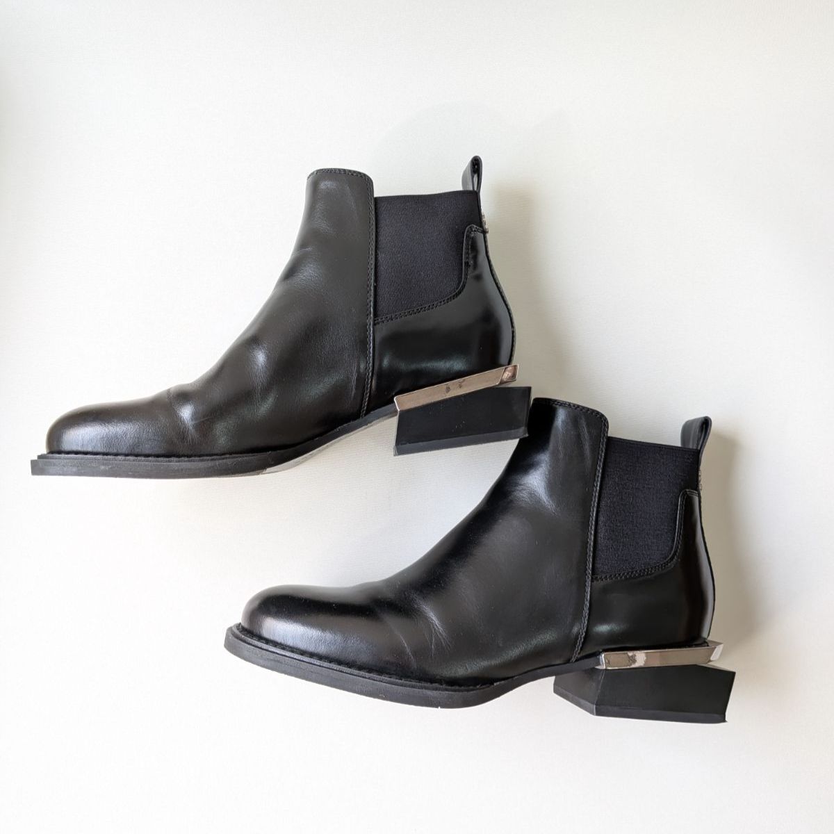 スタッカート サイドゴアデザインヒールブーツ スクエアトゥサイドゴアブーツ シルバー装飾 メタルライン レザーショートブーツ BLK 黒 ブラック 23 5