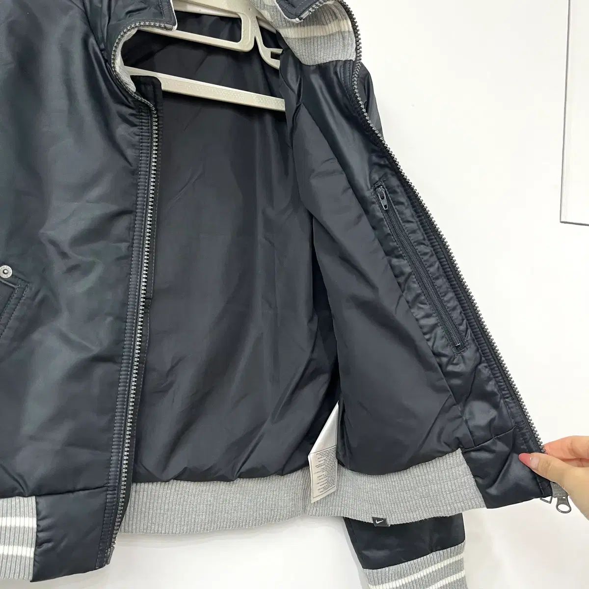 ナイキ 刺繍 ロゴ ツーウェイ クロップド スタジャン ジャケット