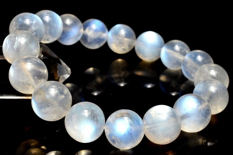 青く揺らめく幻想の輝き ブルームーンストーン