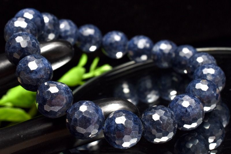 凛とした輝きを放つ深い青 サファイア