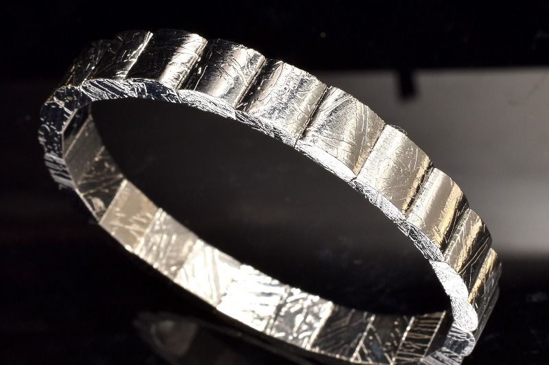 １点物 宇宙からの贈り物 メテオライト アルタイ隕石 8 x mm シルバーコーティング バングル パワーストーン 天然石 _MC 2499
