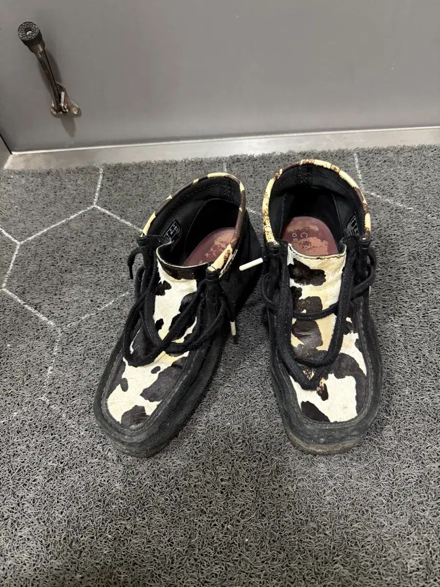 クラークス ワラビー カウ パータン シューズ