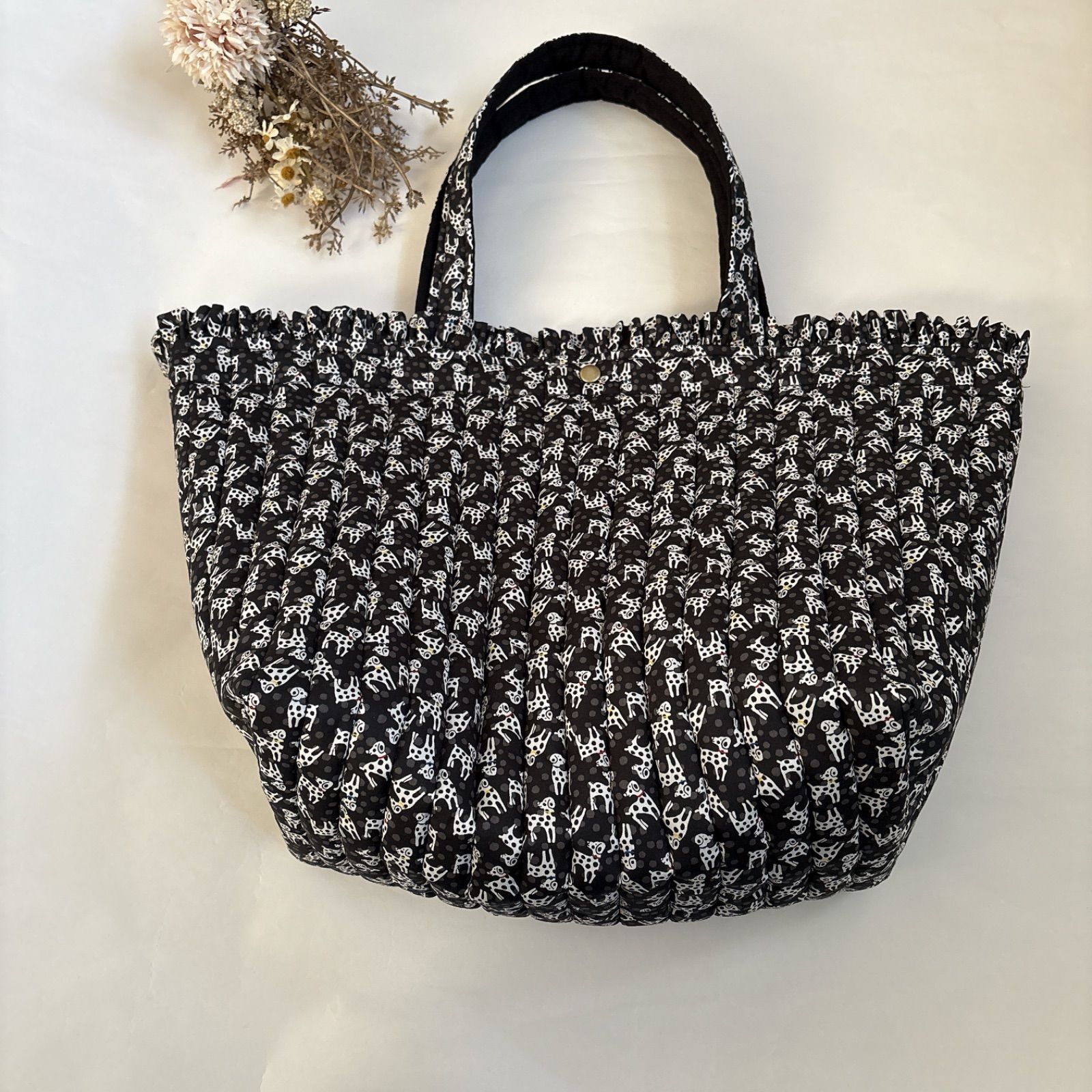 リバティ　フリルキルト特大トートバッグ　ダルメシアンドッツ黒　犬　ヌビバッグ風 リバティ フリルキルト 特大トートバッグ ダルメシアンドッツ 犬 黒