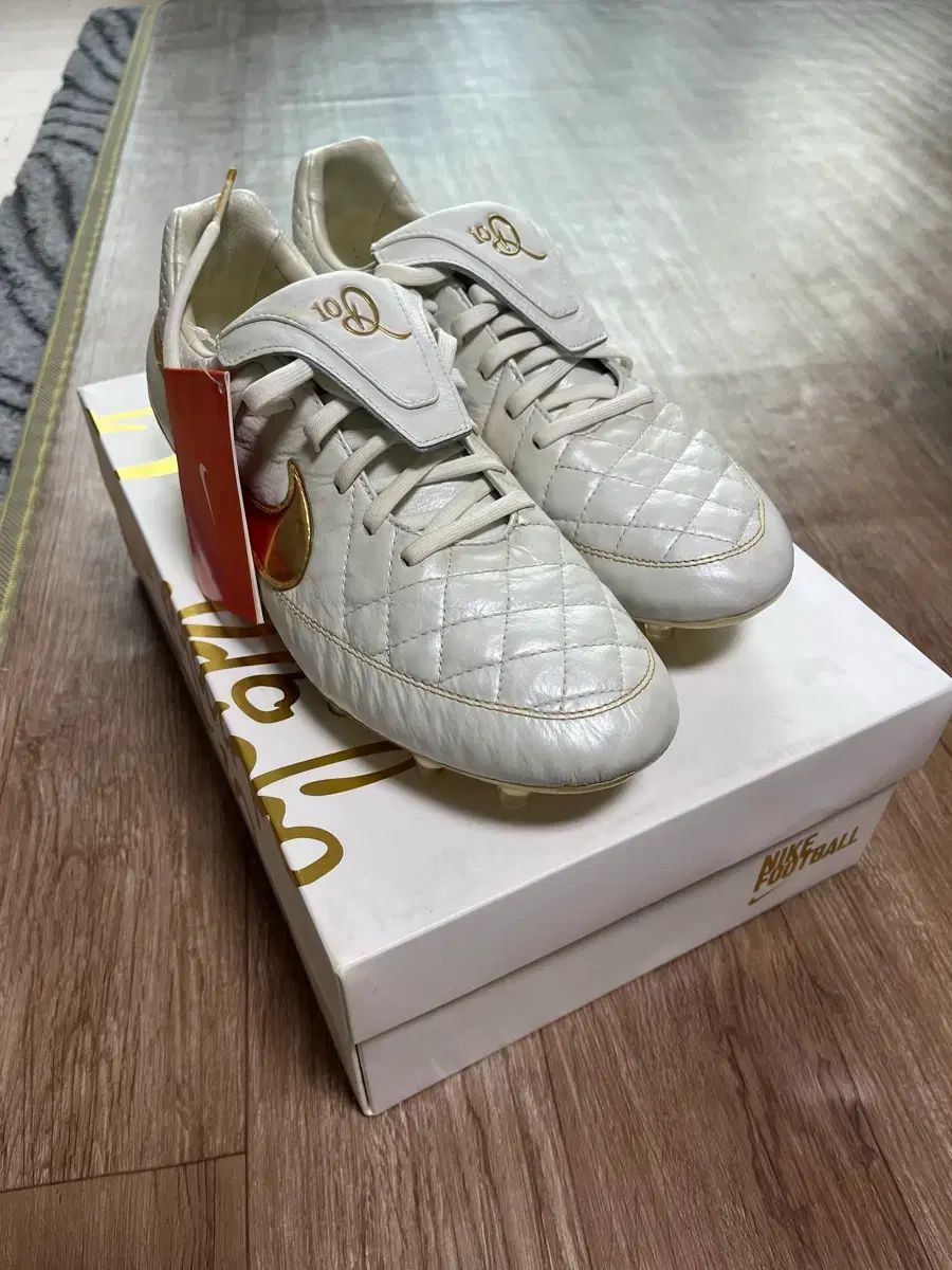 ナイキ ティエンポ Touch of GOLD 275 ナイキコリア