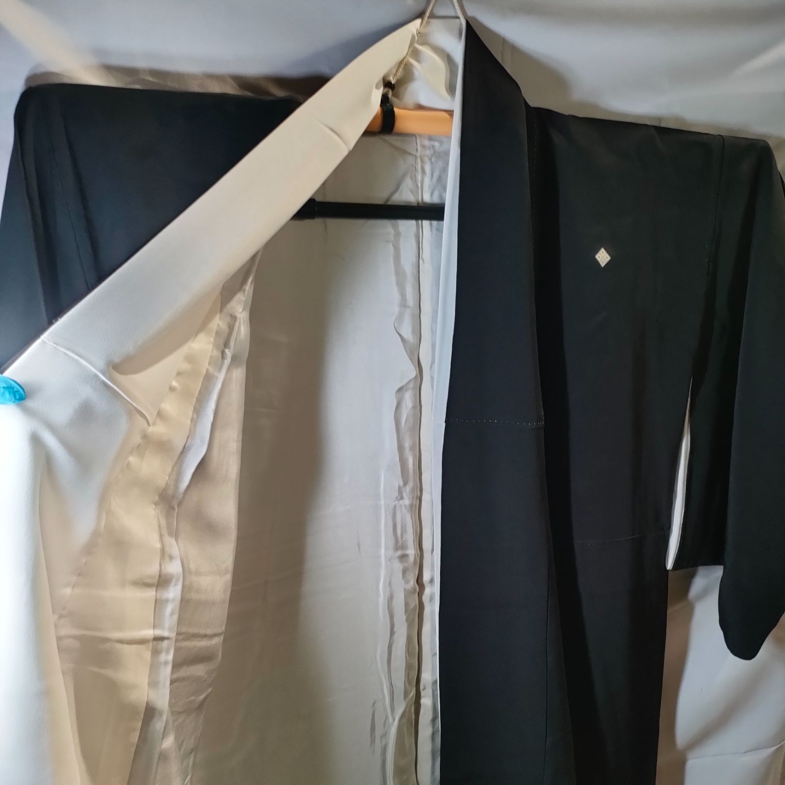 29 留袖 黒留袖 着物 家紋 四ツ目菱 年代物 アンティーク Vintage 和装 浴衣 和服 骨董 リメイク 昭和 レトロ 婦人服 一点物 JAPAN 日本 織物 冠婚葬祭 喪服 素材 生地 金彩 松 正絹